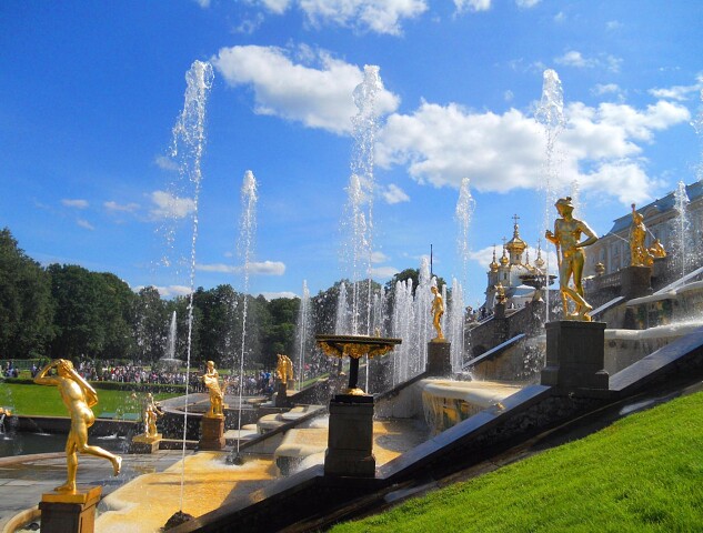 15 августа 1723 года состоялось торжественное открытие Петергофа - летней резиденции русских императоров...
