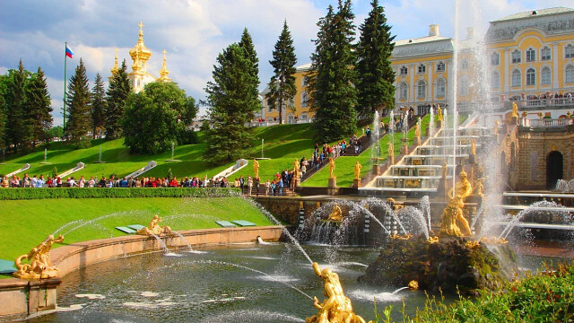 15 августа 1723 года состоялось торжественное открытие Петергофа - летней резиденции русских императоров...
