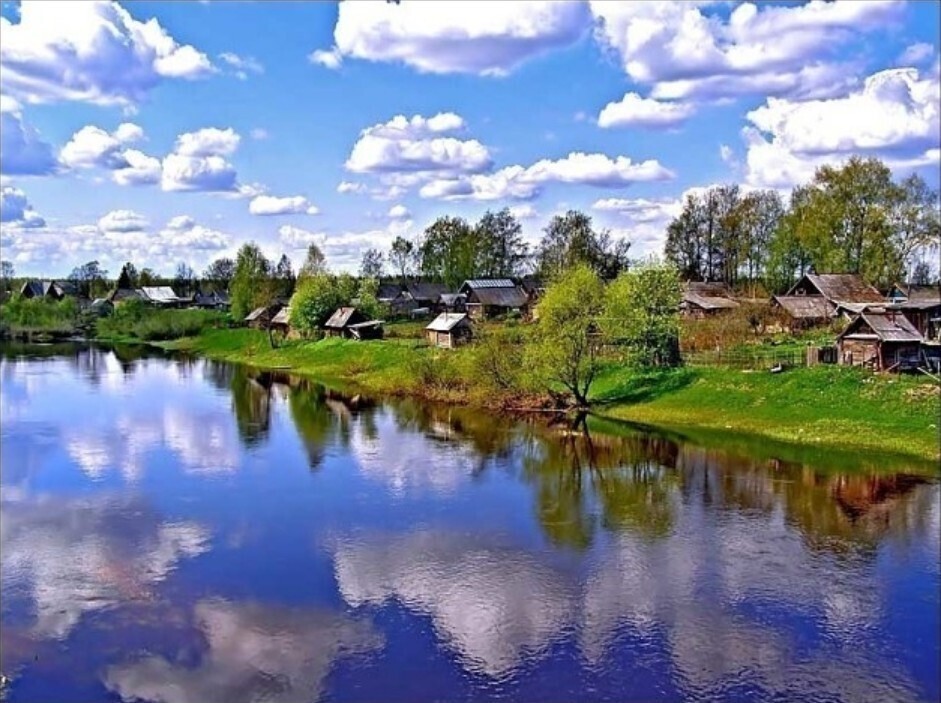 Село берег. Река Вышний Пенская деревушка. Лычково Новгородская область река. Деревня у реки. Речка в деревне.