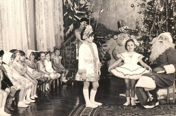 Советские детишки на новогодних праздниках и их карнавальные костюмы