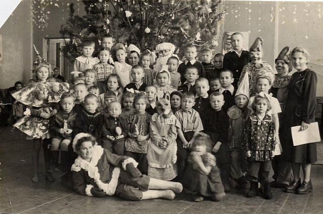 Советские детишки на новогодних праздниках и их карнавальные костюмы