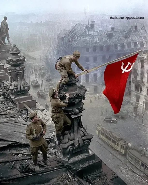 30 Апреля 1945 года Советские Солдаты водрузили Знамя Победы над Рейхстагом...