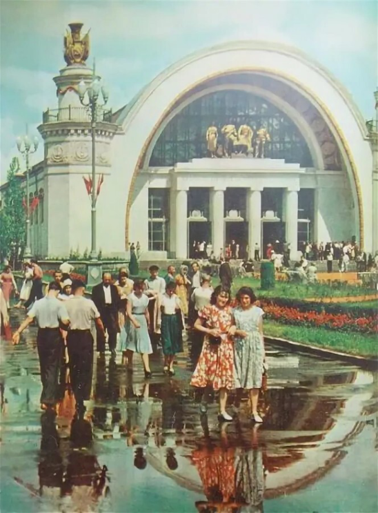 1 августа в 1939 году в советской столице открылась Всесоюзная сельскохозяйственная выставка (с 1959 года — ВДНХ)