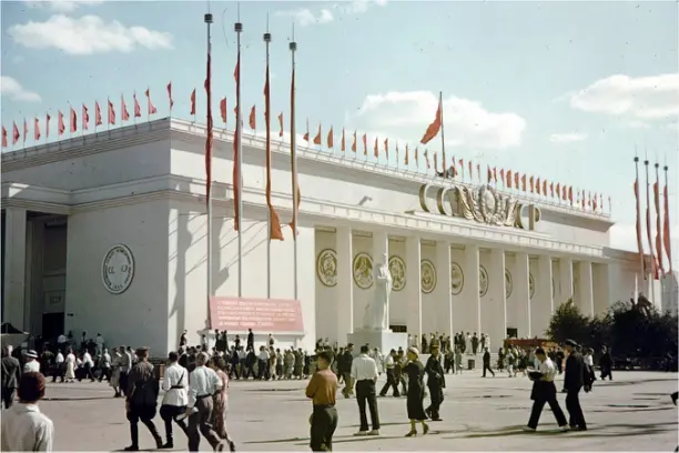 1 августа в 1939 году в советской столице открылась Всесоюзная сельскохозяйственная выставка (с 1959 года — ВДНХ)