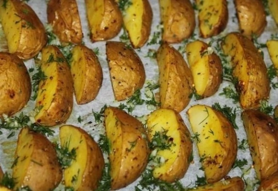 Запечённый картофель по-деревенски в  духовке